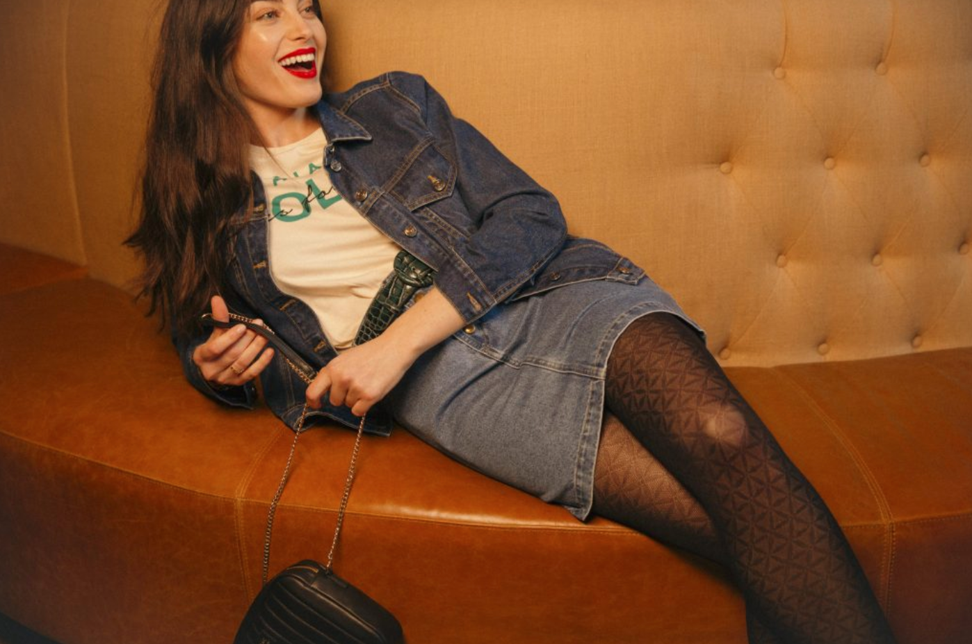 Comment porter une jupe en jean avec des collants?